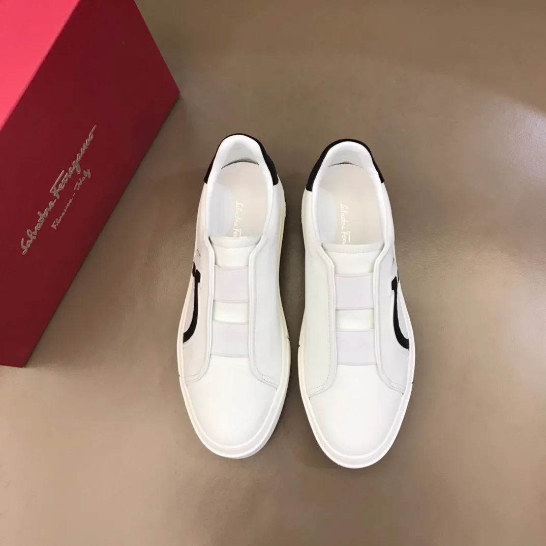 p400【Salvatore Ferraga**】New men's low-top casual shoes! Top-quality cow products, original lasts, made of imported cowhide, first-class texture, first-layer sheepskin lining! Original outsole! The details are exquisite and the style is versatile and upscale! Decorated with a three-dimensional Gancini logo, the back of the tongue and lace-up piping add a pop of color. The high-tech sole features a holographic pattern and Gancini details, making it ideal for a practical yet stylish everyday look. Code number 38-44 (45 can be customized)